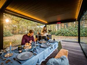Die Outdoorsaison verlängern: Die Terrassenüberdachung mit Seitenwänden bietet Schutz vor Niederschlägen. Mit Extra-Zubehör wie einer LED-Beleuchtung oder einem «Heat-and-Soundbeam» wird es auch an kalten Tagen gemütlich. Renson.