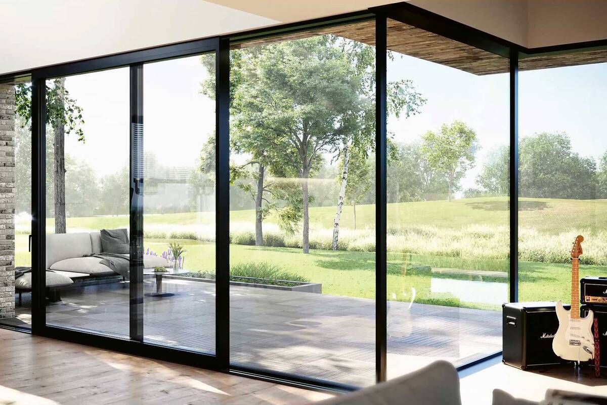 Das Hebeschiebesystem «Master Patio», das aus recycelten Materialien hergestellt wird, besticht mit klaren Linien und offenem Design. Reynaers Aluminium AG.