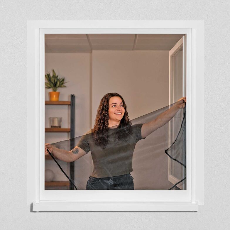 Vorbereitung ist alles: So manches Insekt wird von Licht angezogen. Das ist ein Umstand, der in Konflikt zur Tradition des Lüftens steht. Die einfachste Lösung ist, ein Insektenschutz an das Fenster anzubringen. Ideal sind die «Simply-Systeme». Sie können schnell und einfach angebracht werden – ohne das Beiziehen einer Fachperson. Verschiedene Ausführungen stehen zur Auswahl: Klett-, Magnet- oder Klicksystem. Dazu hat man die Möglichkeit, das Gewebe aufzurollen oder zu verstellen – das ist besonders praktisch, wenn man Pflanzen auf der Fensterbank hat. Alfred Schellenberg GmbH www.schellenberg.de