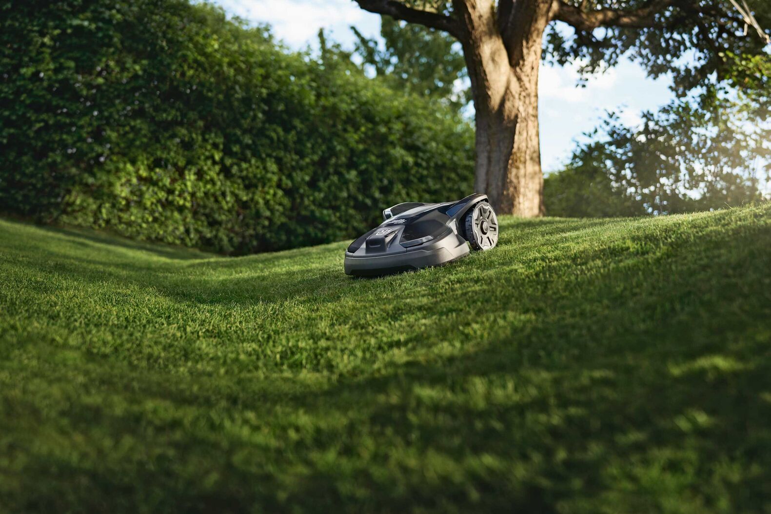 Ohne Begrenzungskabel bewältigen die sattelitengesteuerten Husqvarna «Automower Nera»-Mähroboter auch komplexes Gelände mit einer Steigung bis 50 Prozent. Husqvarna Schweiz AG, www.husqvarna.com