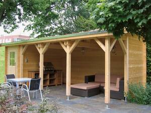 Der Holzpavillon «Helena» passt mit seinen natürlichen Materialien optimal in den Garten. Das Basismodell in handwerklicher Ständerbauweise ist erweiterbar mit  Seitenwand, Fenstern und Geräteraum. Tomwood AG.