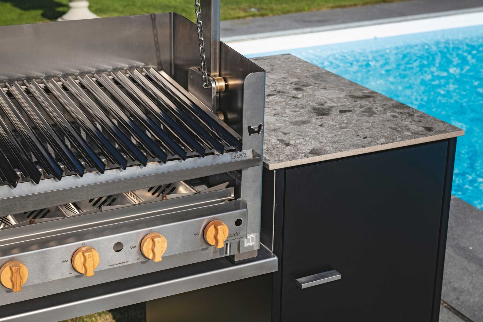 Die Aussenküche «Modúlo» verfügt über einen Grill aus rost-freiem, pflegeleichtem Inox-Chromstahl. Besteckschubladen, Kühlschrank und Stauraum für die Gasflasche machen sie komplett. Azado AG, www.azado.ch