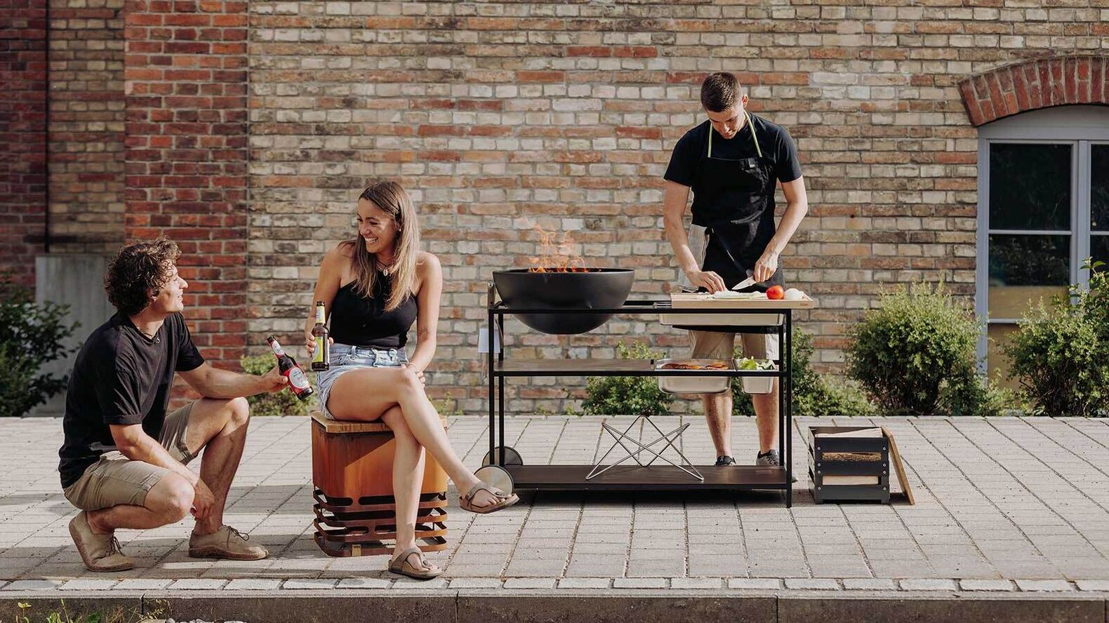 Eine Party unter Sternen oder eine wohlig angenehme Atmosphäre draussen? Die mobile «Fire Kitchen» von Höfats ist herrlich flexibel. Höfats GmbH, www.hofats.com