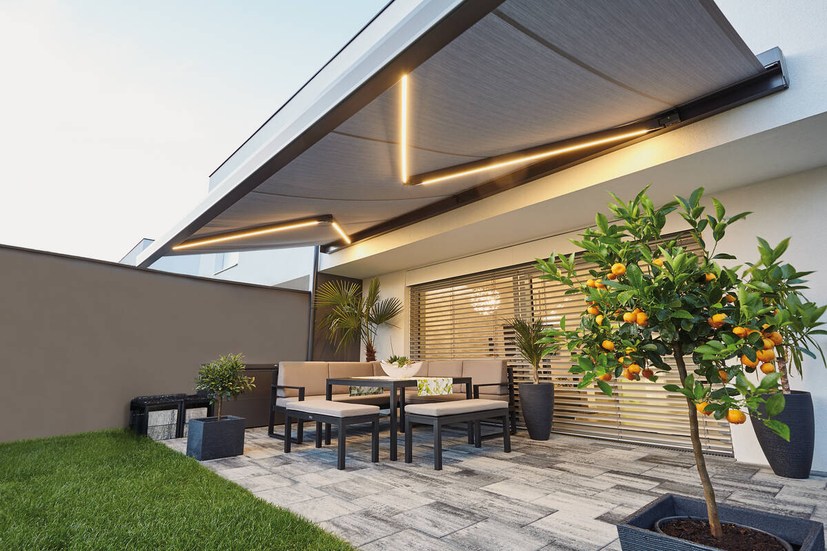 Mehr als ein Sonnenschutz: Die elegante Kassettenmarkise «PAN 7040» mit integrierter LED-Beleuchtung ist auch nachts von Nutzen. Hella Storen AG.
