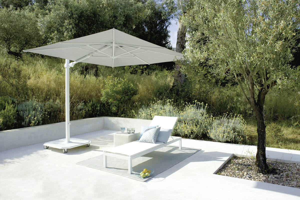 Der durchdachte Freiarmschirm «Almeira» hat die stolzen Dimensionen von 3 x 3 Metern. Jardinico, exklusiv bei Hunn.