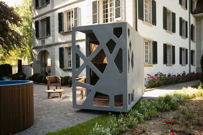 Die Aussensauna «Monolito» überzeugt mit 100% wetterfester Oberflächenbeschichtung. Nach Mass gefertigt passt sie zudem als mobile Gesamtlösung in jeden Garten- oder Terrassenbereich. Lädrach Holzbau AG, www.laedrach.ch