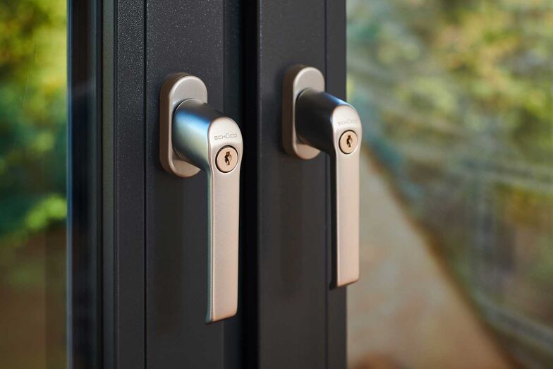 Fenstergriffe und -türen sollten grundsätzlich abschliessbar sein. www.schueco.com
