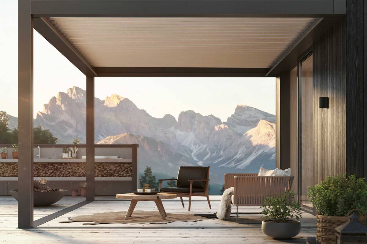 Als Schutz vor Wind und Regen ist das Lamellendach «Lamaxa» nahezu ganzjährig nutzbar. Je nach Ausführung können die Lamellen nicht nur gewendet, sondern auch ein- und ausgefahren werden. PM Outdoor Design.