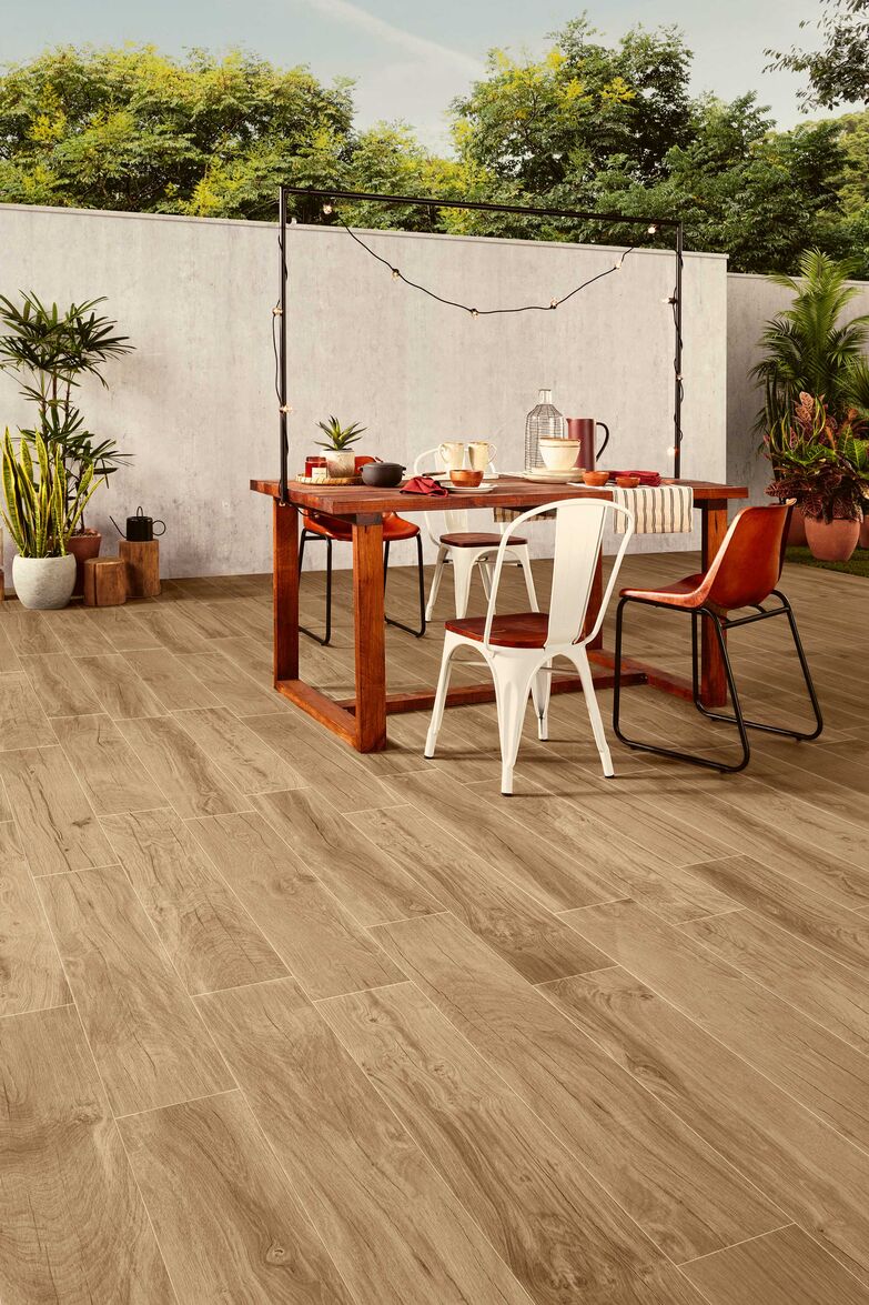 Was aussieht wie Holz, ist pflegeleichtes und frostsicheres Feinsteinzeug. Es ist in drei Holzoptiken erhältlich und UV-beständig. Ganz Baukeramik AG, www.ganz-baukeramik.ch