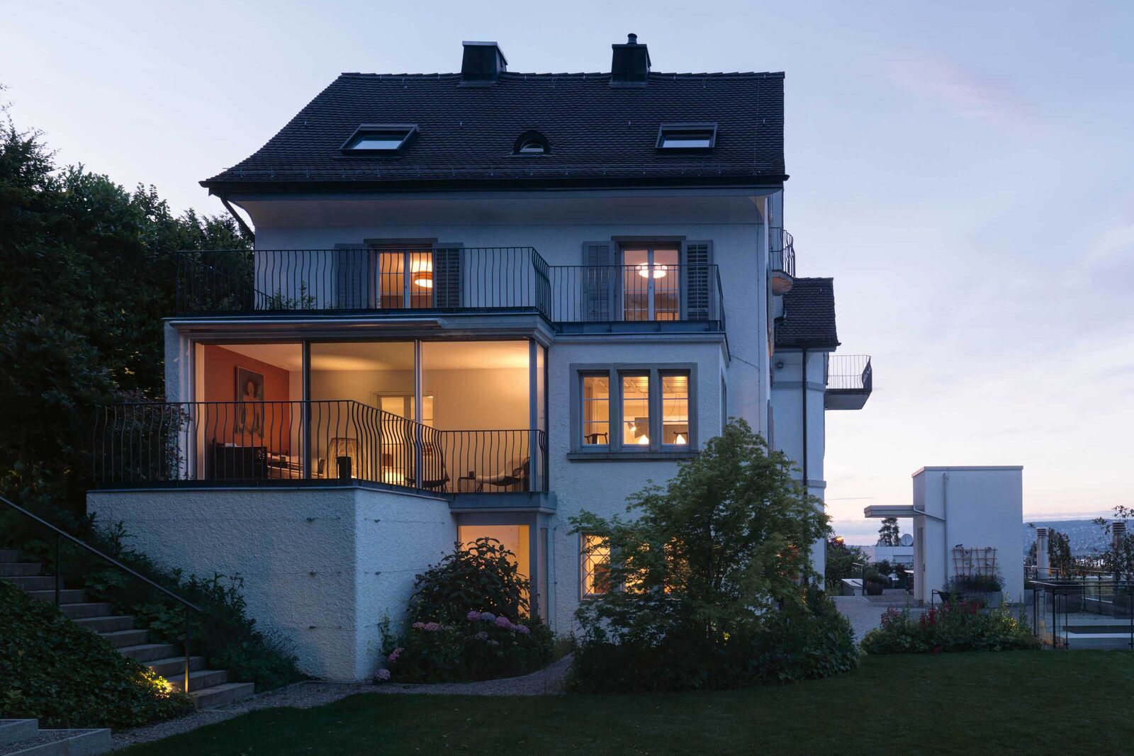 In der hundertjährigen Villa wird nun nach der Renovierung ein moderner Wohnstil gelebt.