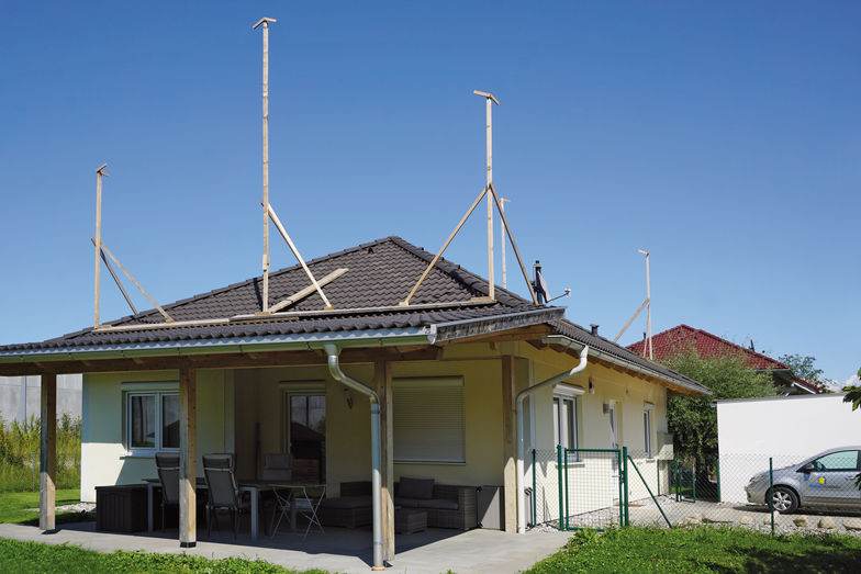 Die Stangen mit Winkellatten (Baugespann) zeigen die künftige Gestalt und Ausdehnung des Bauprojekts.