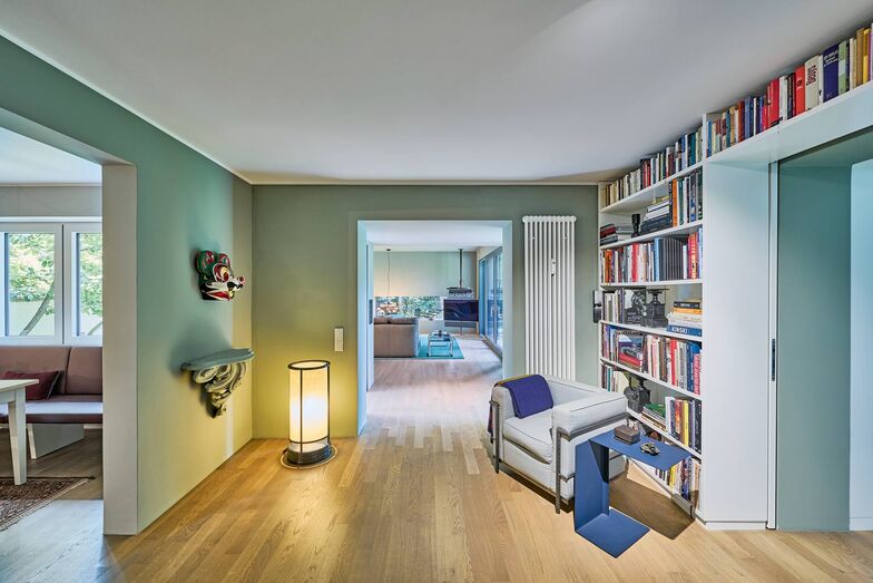 Mit dem neuen Holzboden und der Wandfarbe ist der Übergang vom Altbau zum Anbau gelungen.