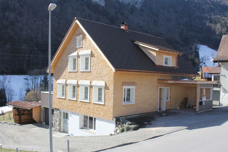 Aussen ist das Haus sanft saniert.