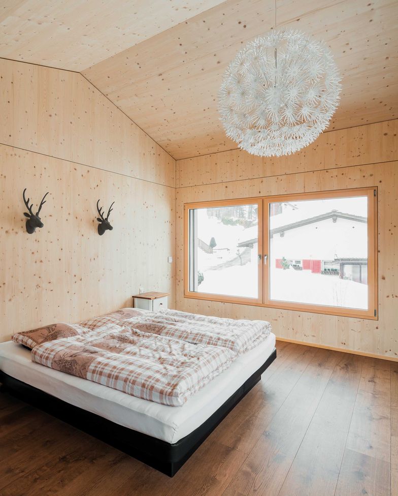 Warmes Holz kombiniert mit rustikalen und modernen Designs.
