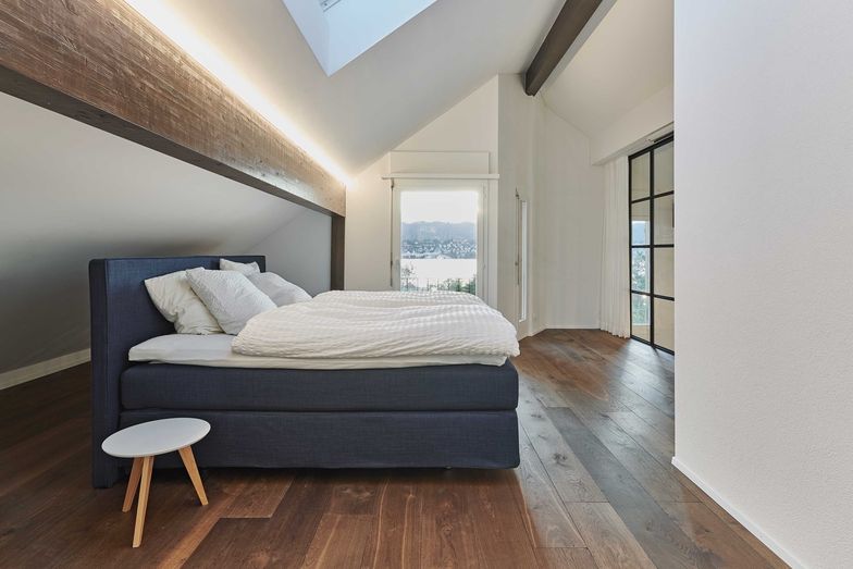 Eine besondere Wandlung erfuhr die ehemals ungenutzte Galerie über dem Wohnzimmer. Sie wurde zum Schlafzimmer der Eltern.