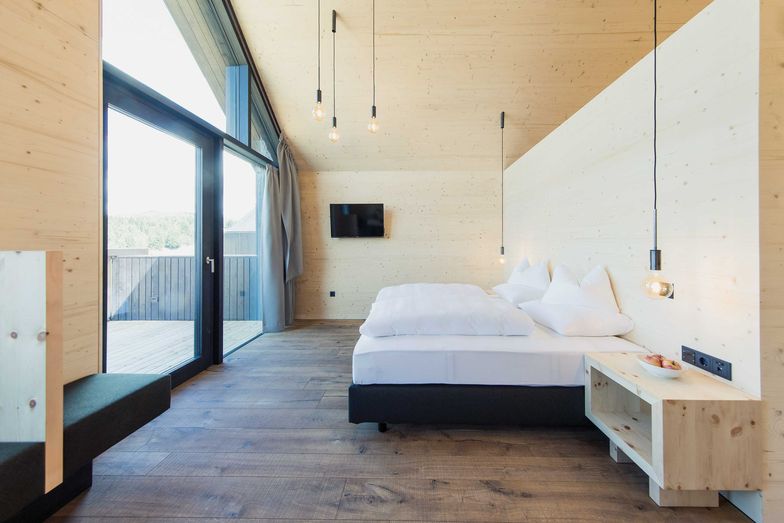 18 neue Natursuiten holen auf 40 Quadratmetern Fläche die Natur nach innen und bezaubern mit einem zurückhaltenden Design sowie viel Zirbenholz.