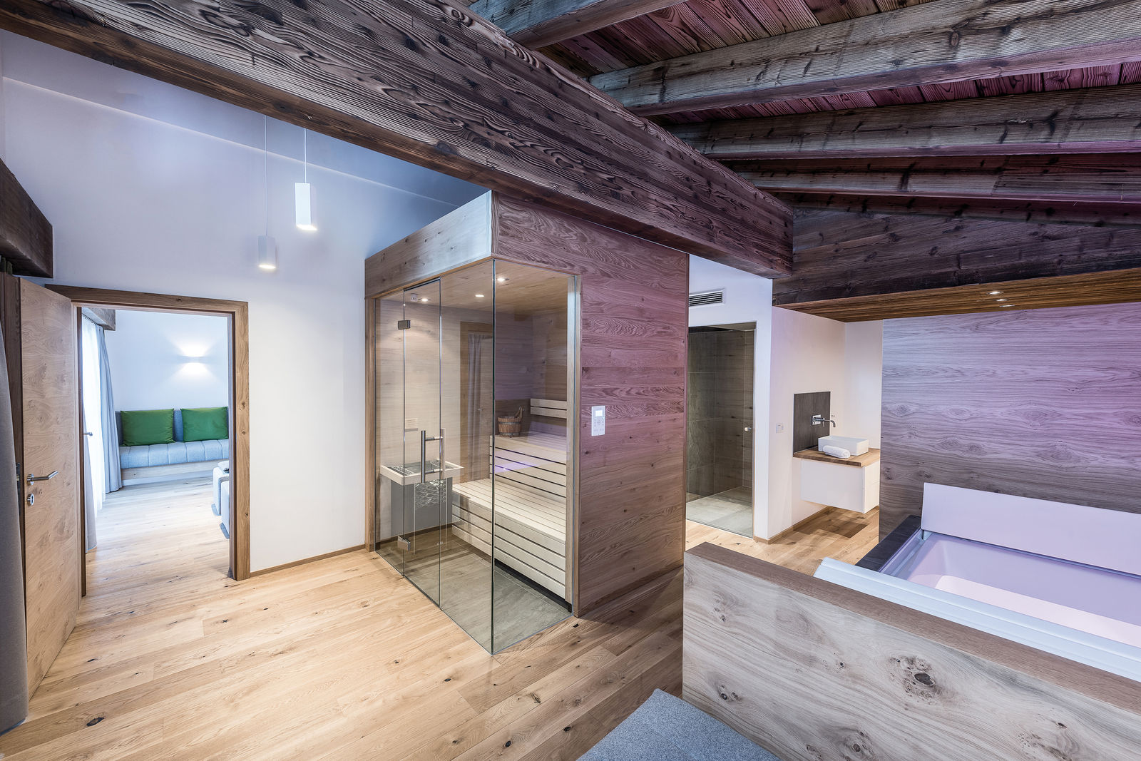 Parkett im Badezimmer verleiht dem Raum optische Wärme.