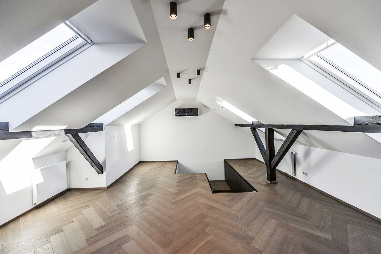 Fischgrät-Parkett erlebt sein Revival und macht sich in offenen, grossen Räumen gut. In der Ausstellung ist eine grosse Auswahl an diversen Holzarten und Oberflächen zu finden. Loft Parkett, www.loft-parkett.ch