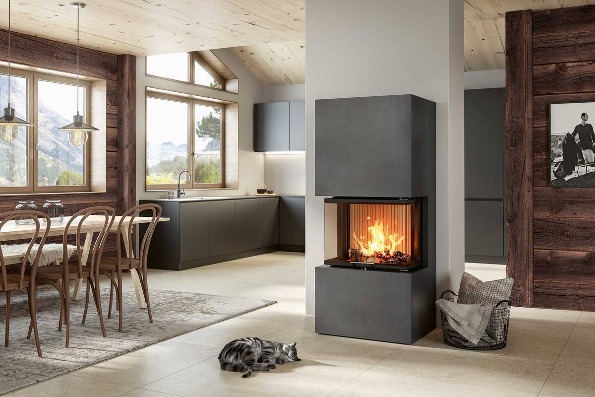 Der «Swissfirecube UKA 35/60/35» lässt sich innerhalb eines Tages einbauen. Dank geringem Platzbedarf passt er auch in kleinere Räume und ist für Umbauten oder als Zusatzheizung auch für Minergie-Bauten prädestiniert. Ganz Baukeramik AG.