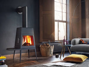 «Shaker» ist ein Entwurf des renommierten Designers Antonio Citterio und ein echter Hingucker. Den Ofen gibt es mit langer oder kurzer Bank. Skantherm.