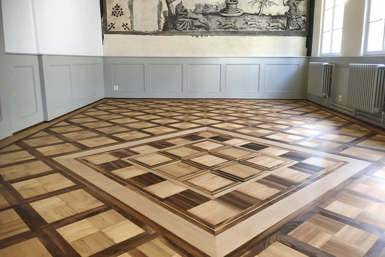 Historisches Parkett renovierte Hassler beispielsweise im Kolingeviert, einem der ältesten Quartiere in Zug.