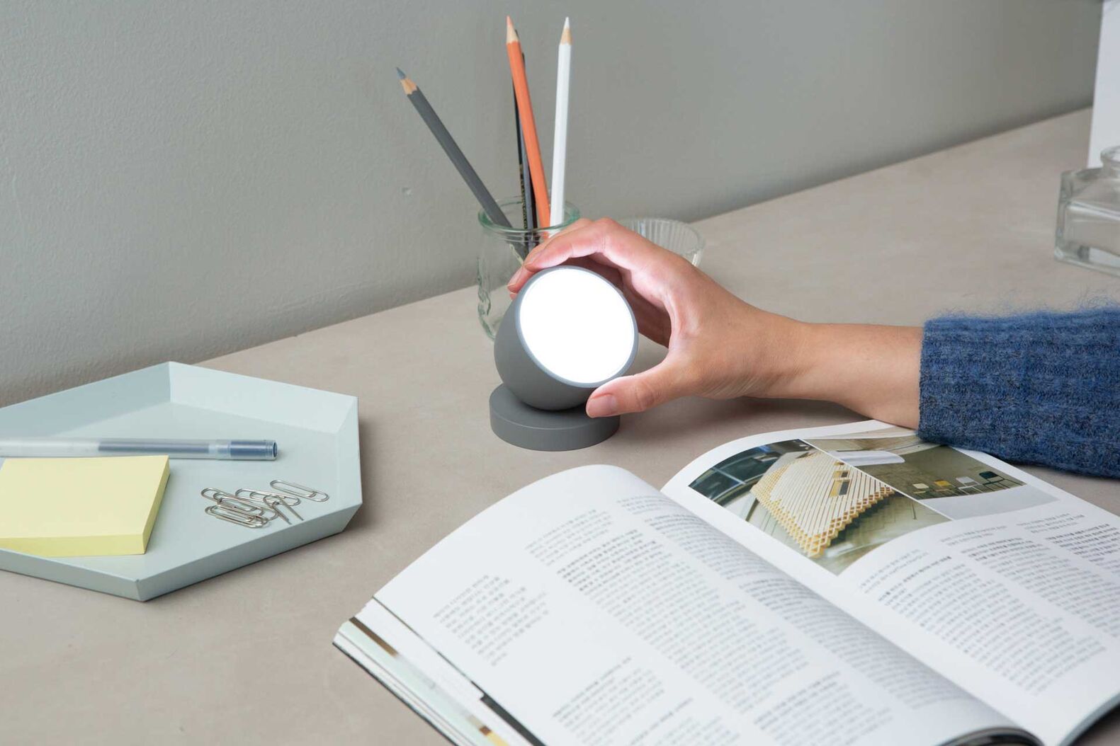 Tragbarer Muntermacher für mehr Lebensqualität: Die Lichttherapielampe «Olly Day», die so gross ist wie eine Kaffeetasse, hilft dabei, jederzeit und überall Tageslicht zu tanken. www.olly.productvision.ch