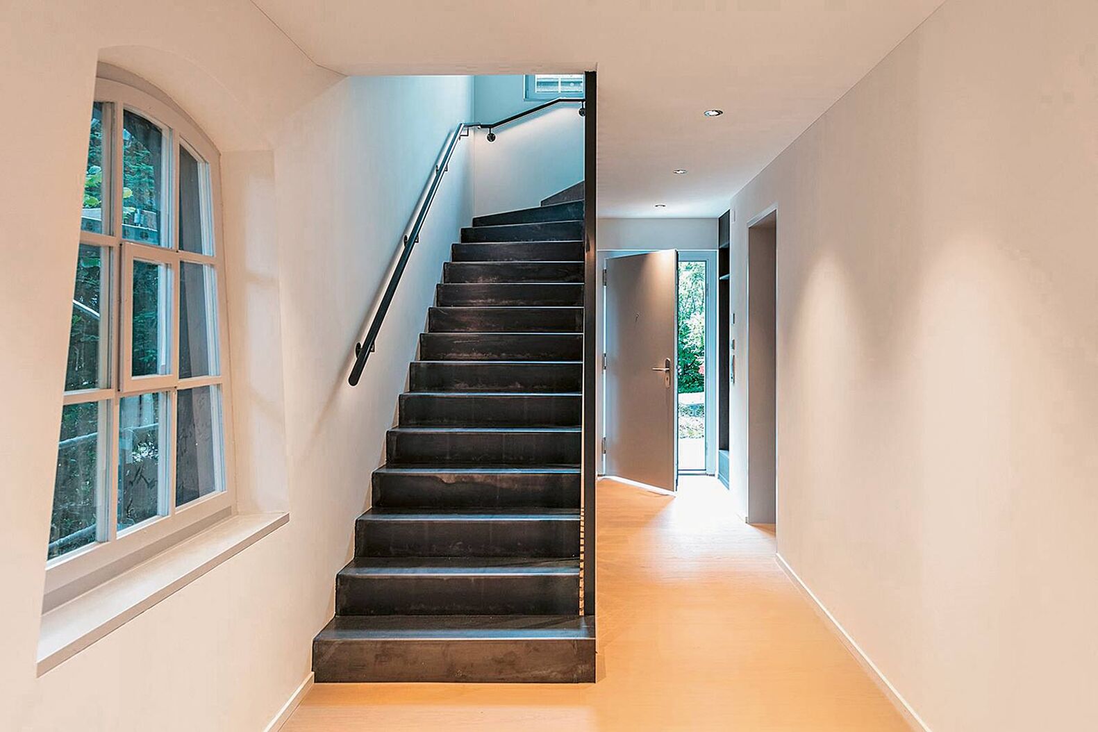 Mit innovativen Ideen noch mehr aus einer Treppe herausholen: Ein positives Beispiel dafür ist dieses Bauwerk aus Schwarzstahl von der Ferdinand Hasler AG. www.hasler-treppen.ch