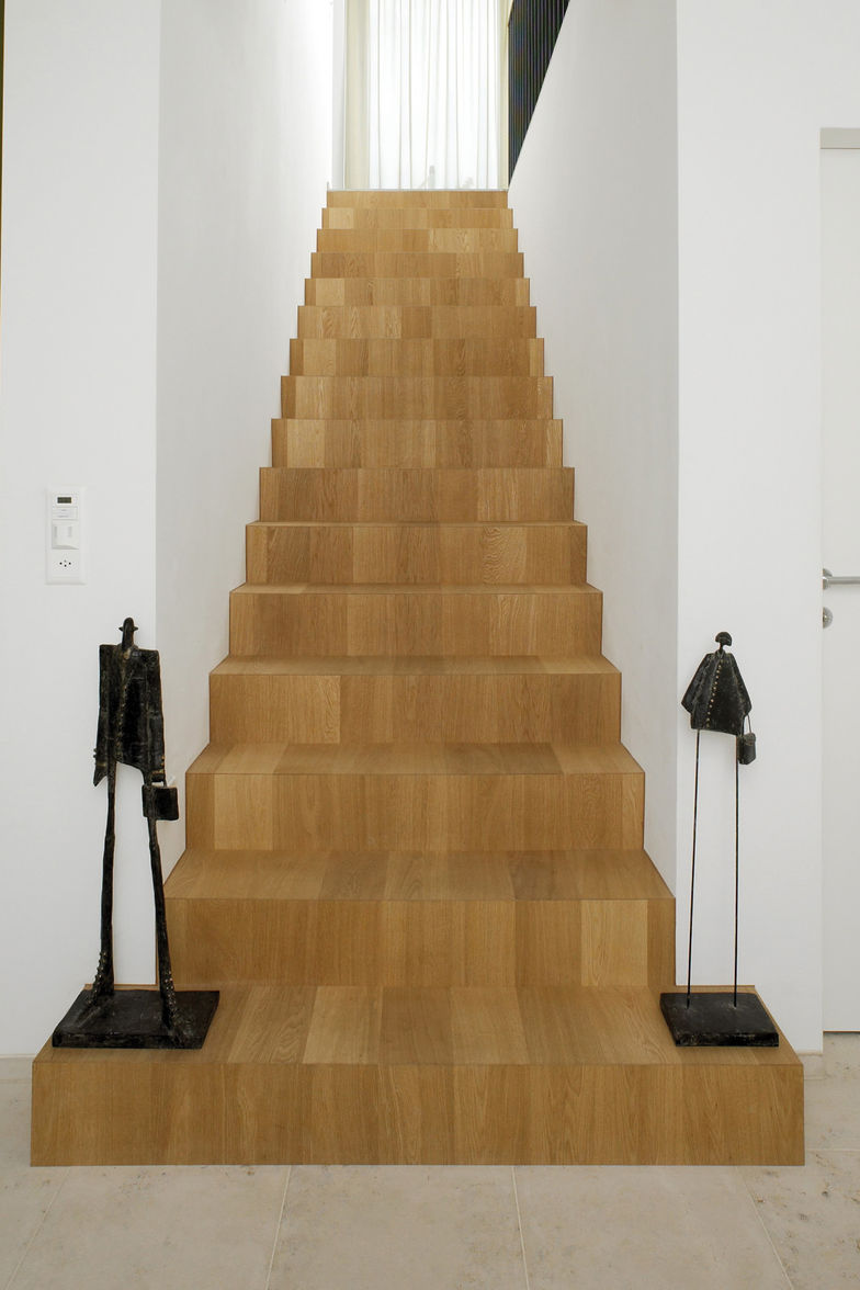 Betontreppe mit massiver Holzverkleidung, die auch das vorgelagerte Podest umschliesst. Hassler.