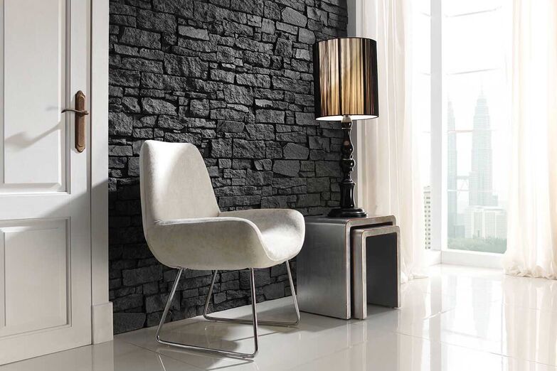 Die «NeoWall EASY»-Steinpaneele sorgen für einen ausdrucksstarken Innenraum. Sie sehen täuschend echt aus und lassen sich einfach und schnell zu grossen Wandflächen montieren. www.neomat.ch