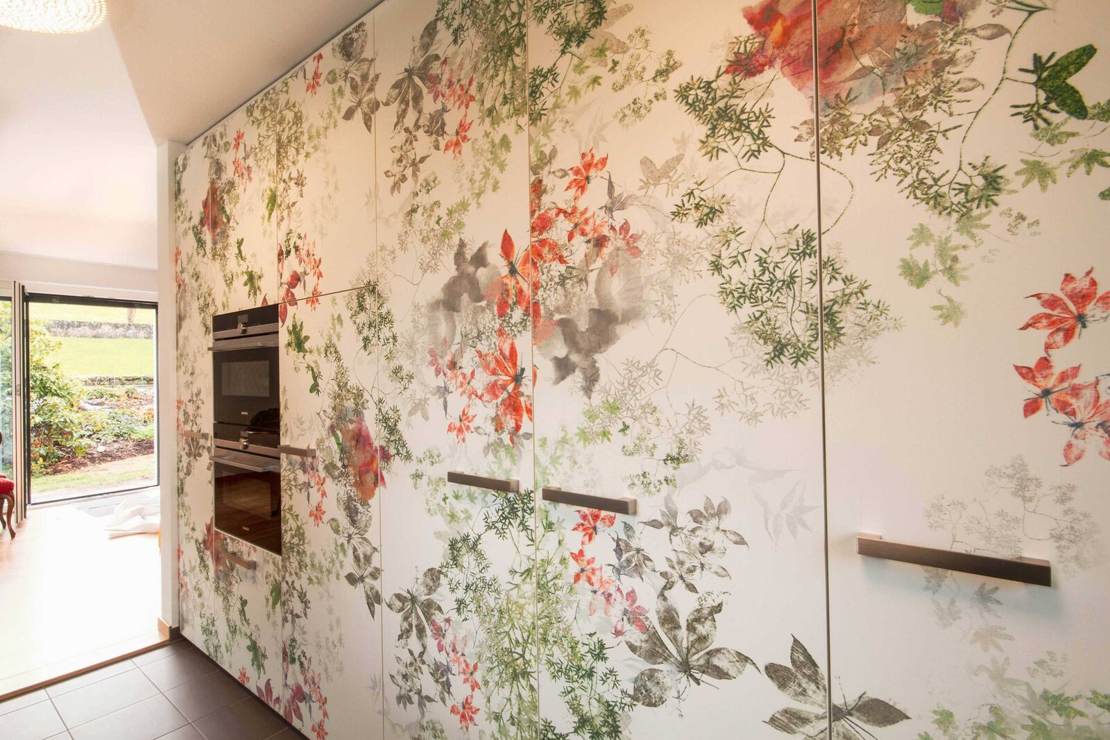Beim Umbau des Einfamilienhauses in Oberburg wurden die Hochschränke der Küche mit Argotex 306 TX Semiramis 003 ausgeführt. Argotex ist eine spannende Materialkombination von HPL und Textil. Originell, ausdrucksstark oder künstlerisch dezent eröffnet dieses Spezialprodukt extraordinäre gestalterische Möglichkeiten im Möbel- und Innenausbau. Das Blüten-Dessin auf dem Stoff von création baumann: Semiramis 003. Planung/Hausdesign Fankhauser Schreinerei.