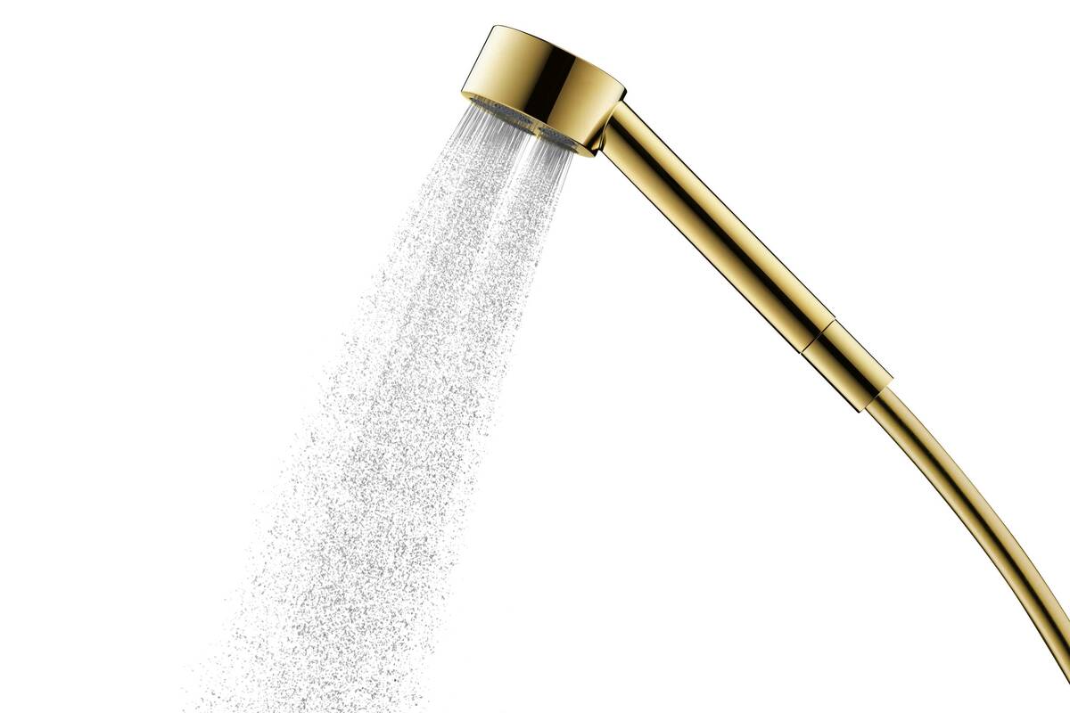 Die Handbrause der Linie «Axor One by Barber Osgerby» mit goldener «FinishPlus» Oberfläche: Essenz luxuriöser Einfachheit. Axor Hansgrohe.
