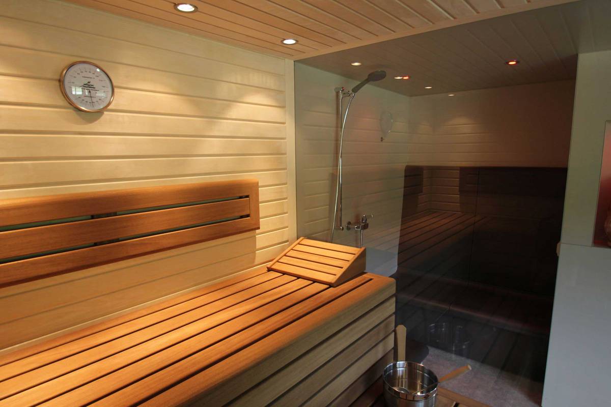 Auch eine heimische Sauna ist eine individuelle Wohlfühloase. Die Wagner Saunabau Holzbau AG realisiert Saunakabinen und -bäder und bietet dabei vom Einbau bis zum Zubehör einen Komplettservice. Wagner Saunabau.