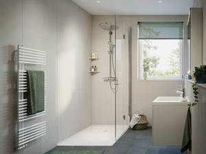 Die ebenerdige Dusche ist aus einem rutschhemmenden Material gefertigt. Kombiniert wird sie mit dem fugenlosen, wasser- und schmutz- abweisenden Wandsystem, das in zahlreichen Farben, Designs und Motiven zur Wahl steht. Viterma.