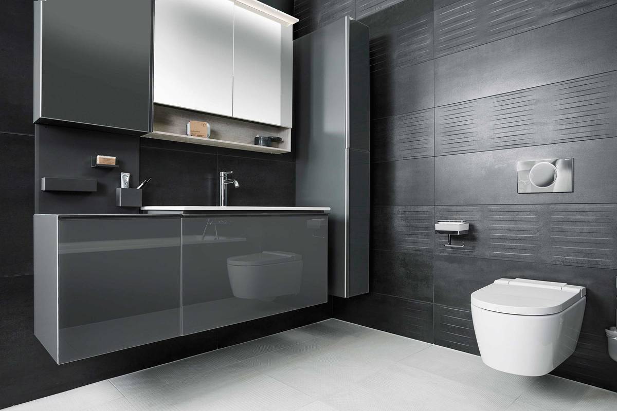 Spiegelnde Möbelfronten bringen überraschende Effekte ins Baddesign. Ein Extra an Komfort bringt beispielsweise die Zusatzbrause über der Badewanne: Sie ermöglicht ein Duscherlebnis mit Wellnesscharakter. Sabag.