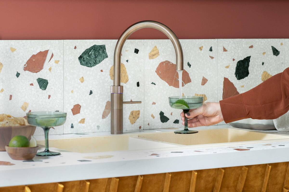 Wie eine gute Flasche Wein wird auch der Kochend-Wasserhahn Quooker in Messing Patina mit der Zeit immer schöner: Die Patina verändert langsam ihre Farbe und wird stellenweise hell- oder dunkelbraun. Quooker Schweiz AG.
