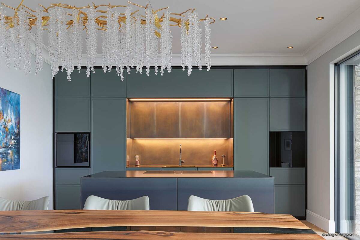 «Verde vivo» heisst diese Küche, die beim Swiss Kitchen Award Gold in der Kategorie «Bester Küchenumbau» gewann.Die durchgehende Messingrückwand reflektiert das Licht und strahlt eine zeitlose Eleganz aus. Zusammen mit den petrolgrünen Fronten ist die Küche ein luxuriöser Blickfang. Stuber Team AG.