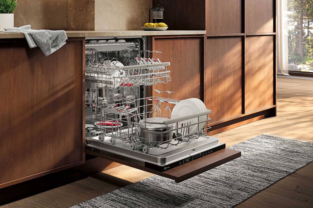 Die neue Geschirrspüler-Generation von Electrolux kombiniert leisen Betrieb mit geringem Wasserverbrauch und gewährleistet dennoch eine sehr hohe Sauberkeit. Möglich ist dies durch das optimierte Sprühsystem, eine intelligente Wasserverteilung und eine automatische Anpassung an den Verschmutzungsgrad. Electrolux AG.