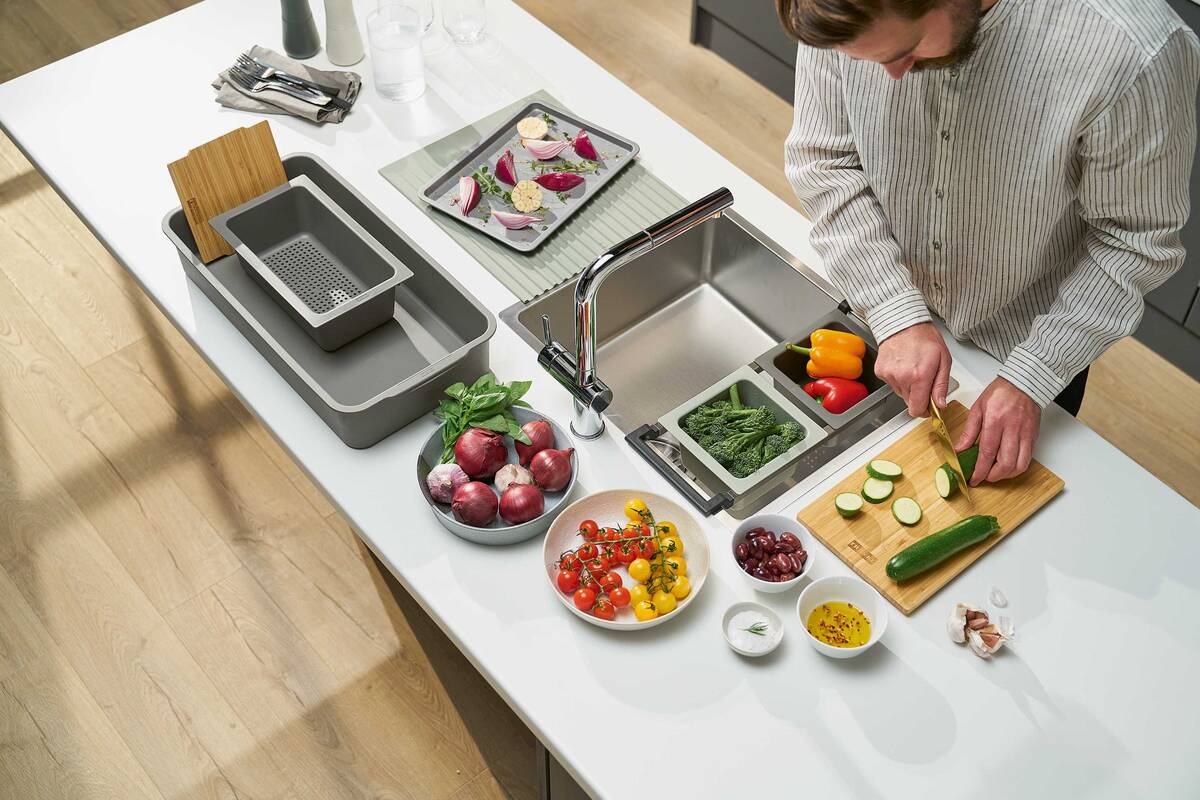 Franke Home Solutions hat mit «All-in» ein Zubehörsystem entwickelt, das die Küchenroutinen clever organisiert. Die Sets beinhalten bis zu acht Komponenten, wie etwa ein Bambus-Schneidebrett, diverse Abtropfbecken oder Auffangschalen. Franke Küchentechnik AG.