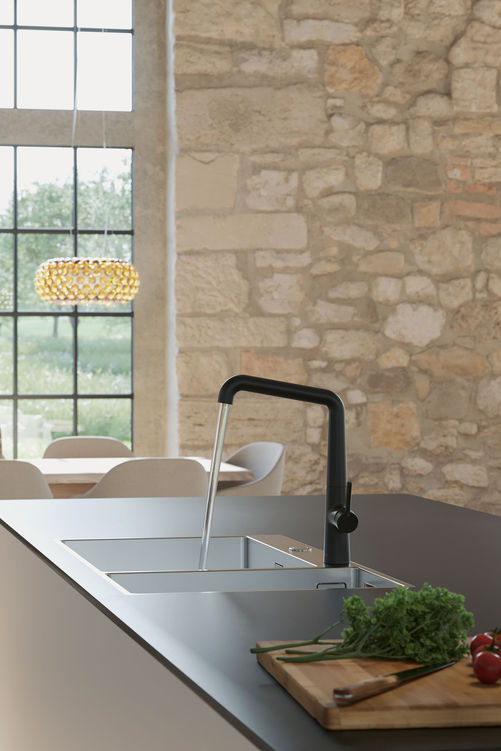 Durch das ikonische Design bringt die Armatur «KWC Kio» in mattem Schwarz einen modernen Look an die Spüle. Sie lässt sich traditionell an der Seite bedienen. Franke Water Systems AG, KWC.