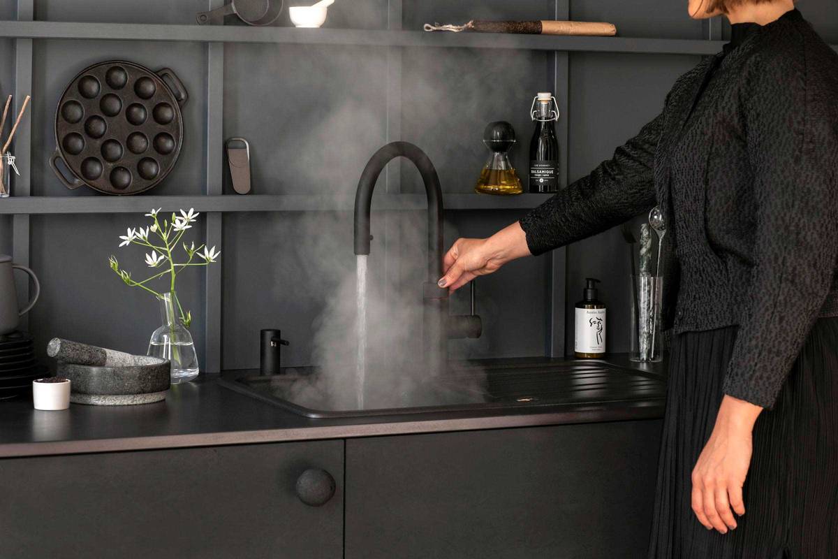 Der Wasserhahn, der alles kann – Warmes, kaltes, 100°C kochendes sowie gekühltes sprudelndes und stilles Wasser aus dem Wasserhahn im Handumdrehen – kann auch Schwarz. Quooker.
