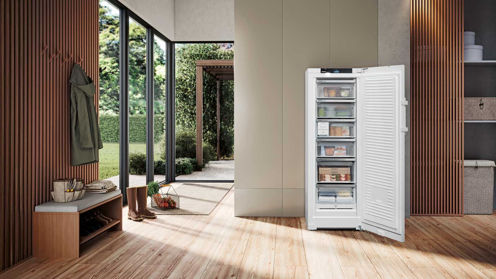 Mehr Volumen im Innenraum für Lebensmittel, sparsam und energieeffizient im Betrieb ist ein Gefriergerät von Liebherr mit «BluRox»-Technologie. Die Materialien in der Tür lassen sich am Ende ihrer Lebensdauer sortenrein trennen und wiederverwenden.