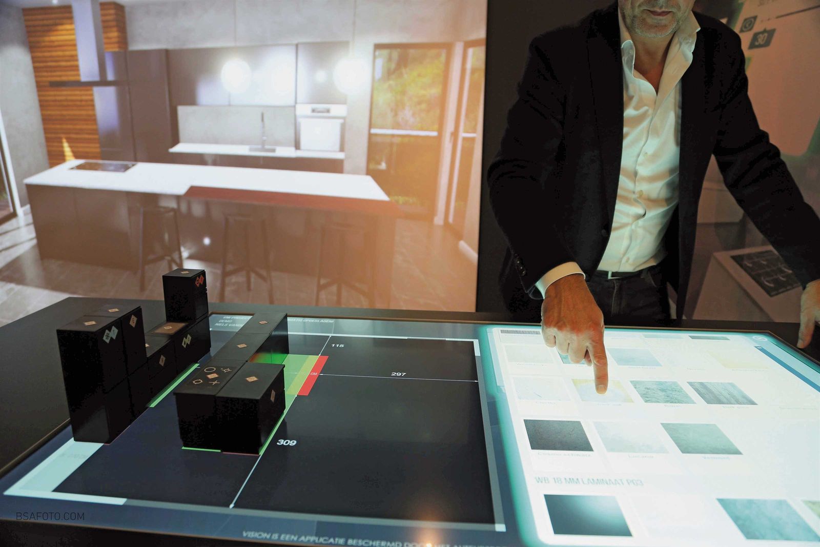 Auf dem Touchscreen werden mithilfe von Baumodulen Küchenmodelle aufgebaut.