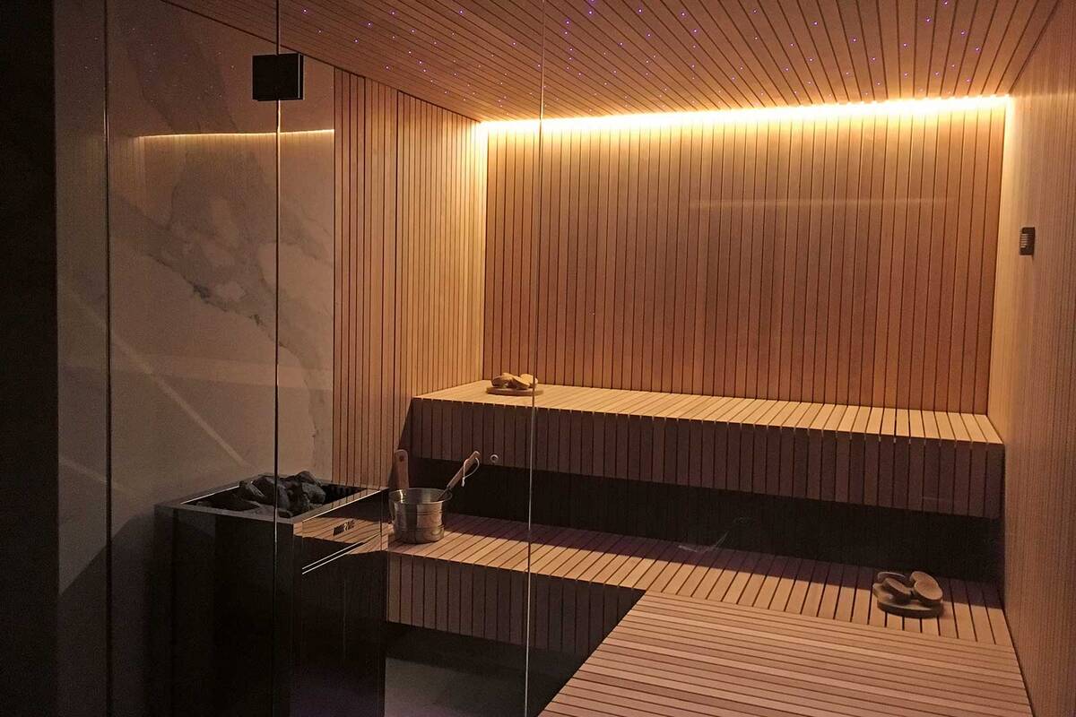 Schwierige Raumverhältnisse sind für die Profis der Ging Saunabau AG kein Problem. Denn die massgeschneiderten Einzelanfertigungen der Ging Bio-Sauna finden überall einen Platz. Übrigens: Im Gegensatz zur finnischen Sauna bietet die Bio-Sauna bei weniger Hitze ein schonenderes Wellnesserlebnis und ist somit eine Kombination aus Sauna und Dampfbad. Ging Saunabau AG.