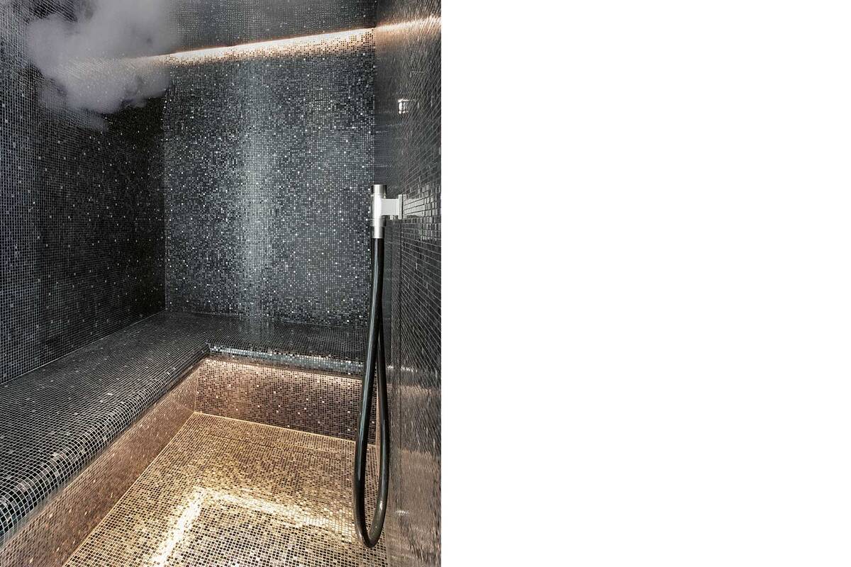 Edle Mosaikverkleidungen an Wänden und Sitzflächen, beheizter Boden sowie eine angenehm temperierte Sitzbank schaffen höchsten Komfort. Die stimmungsvolle indirekte Beleuchtung und integrierte Lautsprecher sorgen für ein multisensorisches Entspannungserlebnis. Küng Wellness AG.