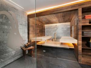 Nur nicht 08/15: Bei Küng werden die Saunas massgefertigt – ob kubisch, mit Schrägen oder Rundungen und immer im individuellen Stil – wie hier im modernen Alpenchic. Schliesslich hat jedes Haus seinen eigenen Stil und Grundriss. Küng Wellness AG.