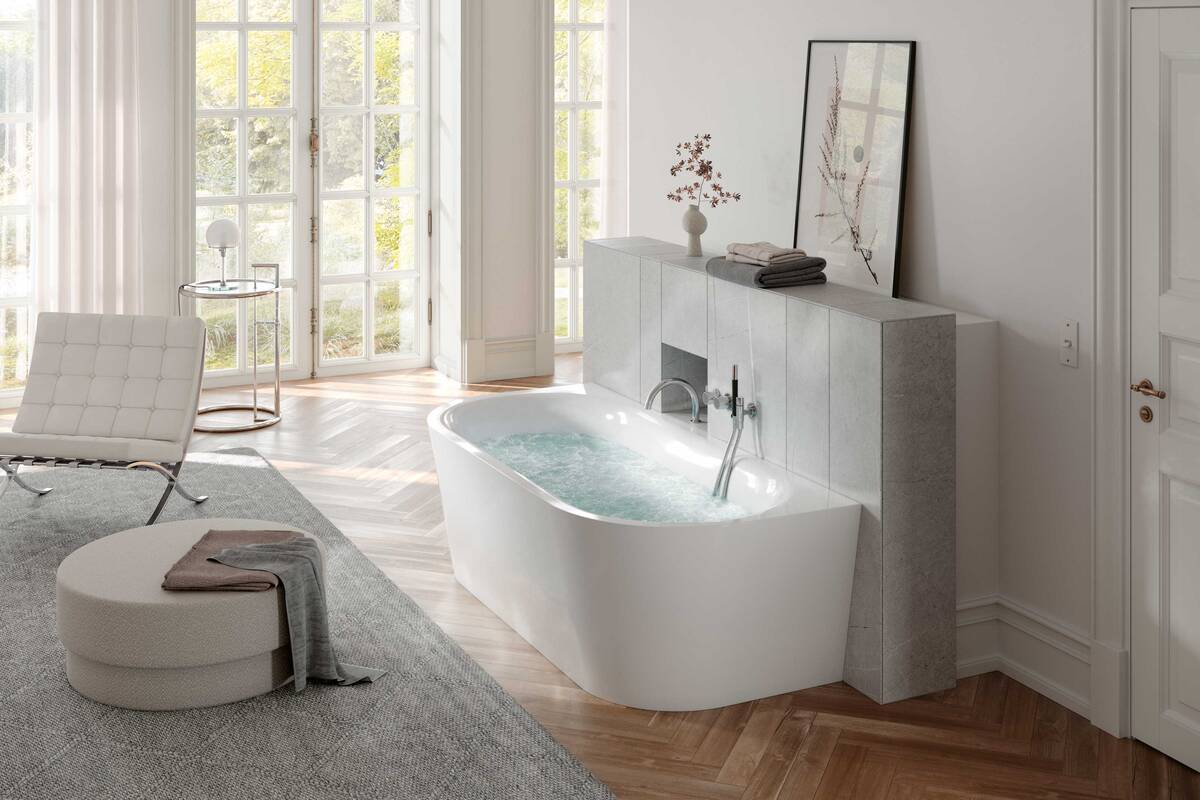 Die Badewanne «Sella Shape Front» – wahlweise mit Whirlfunktion – ist eine platzsparende Einbauvariante für die Wand. Die ergonomische, fliessende Form des Innenkörpers und die konische Aussenform verleihen ihr Leichtigkeit. Wilhelm Schmidlin AG.