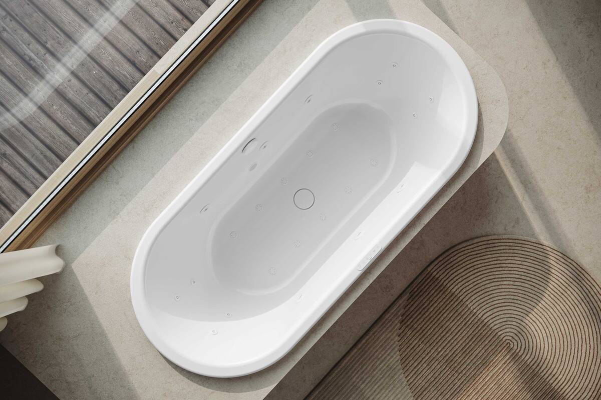 Gut zu wissen für die Badplanung: Eine Whirlwanne von Kaldewei braucht oft nicht mehr Platz als eine herkömmliche Badewanne. Die seitlichen Düsen sorgen für eine luxuriöse Massage. Kaldewei Schweiz GmbH.